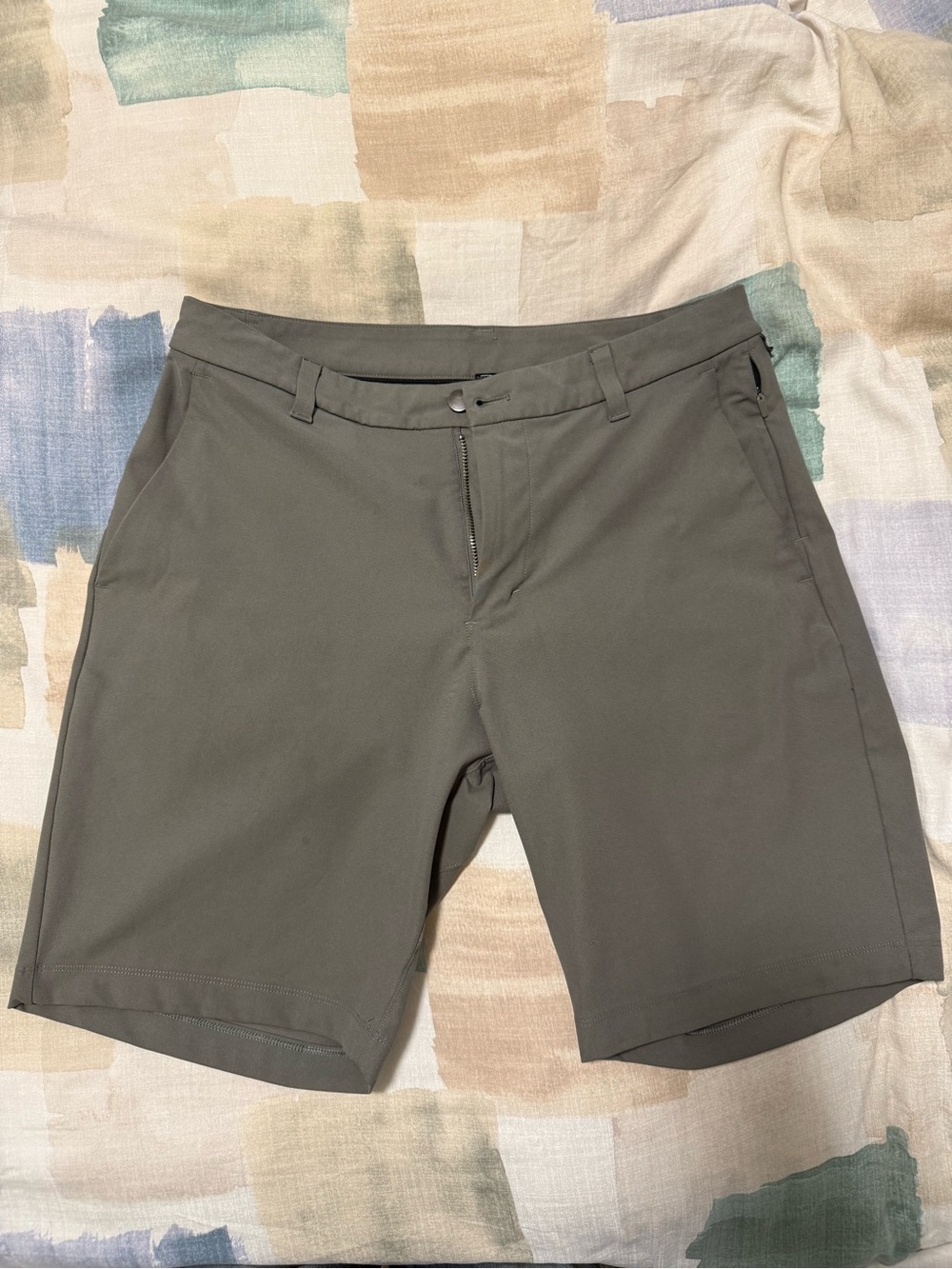 Lululemon Athletica Men’s Olive Green Flat-Front Performance Shorts